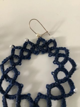 Orecchini blu con perle bianche