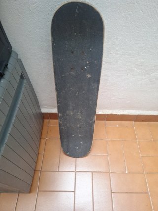 Skate con diseño de calavera y ruedas amarillas