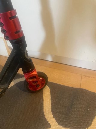 Patinete Decathlon Negro y Rojo