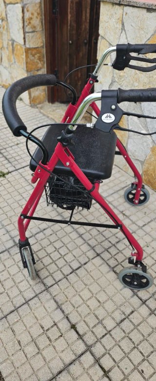 Andador rojo con asiento y cesta