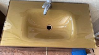 Mueble de baño con espejo marrón