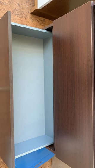 Mueble de baño con espejo marrón