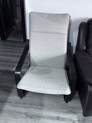 Butaca beige y negra de tela y madera