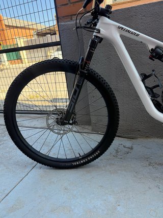 Bicicleta Specialized a doppia sospensione in bianco