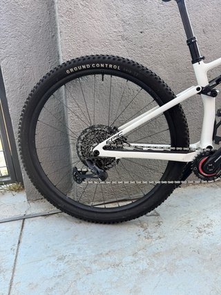 Bicicleta Specialized a doppia sospensione in bianco
