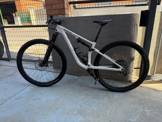 Bicicleta Specialized a doppia sospensione in bianco