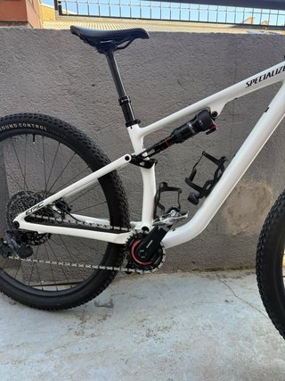 Bicicleta Specialized a doppia sospensione in bianco