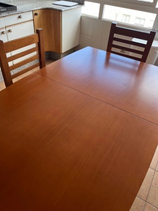 Mesa de comedor de madera natural
