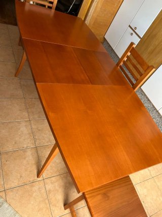 Mesa de comedor de madera natural