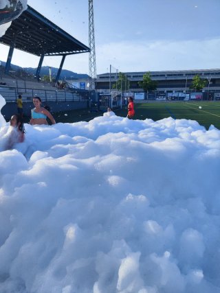 FIESTA DE ESPUMA DE COLORES