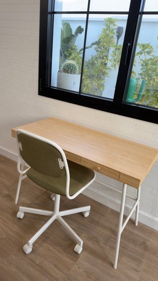 Escritorio Bambú Ikea con Silla Verde