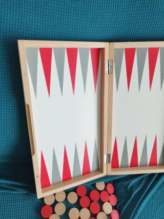 Tablero de Backgammon con fichas