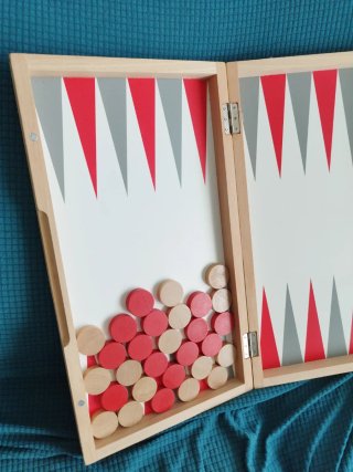 Tablero de Backgammon con fichas