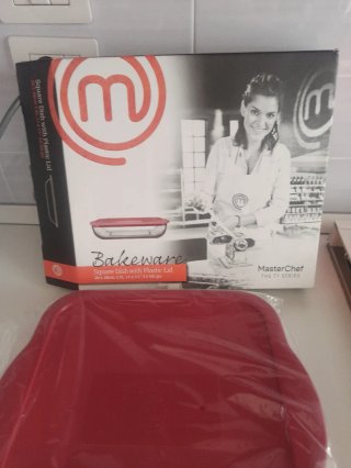 Pirofila in vetro con coperchio rosso