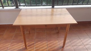 Mesa de comedor de madera