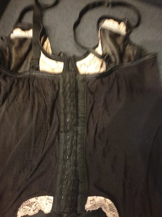 Splendido top in pizzo nero e beige