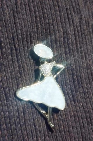 Broche Bailarina Dorado y Blanco Acero