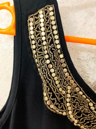 Mono negro con detalles dorados