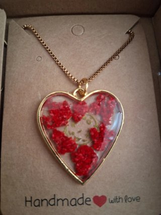 Colgante Corazón Resina Flores Rojas Hecho a Mano