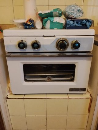 Cocina de gas vintage con horno
