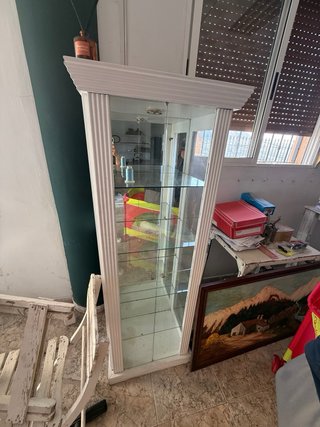 Vitrina de cristal y madera