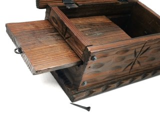 Grande cofre de madera con compartimento secreto