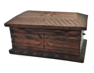 Grande cofre de madera con compartimento secreto