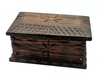 Grande cofre de madera con compartimento secreto