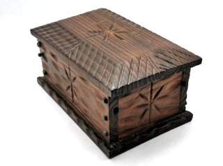 Grande cofre de madera con compartimento secreto