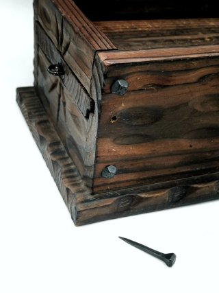 Grande cofre de madera con compartimento secreto