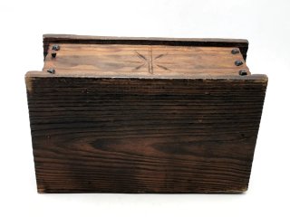Grande cofre de madera con compartimento secreto