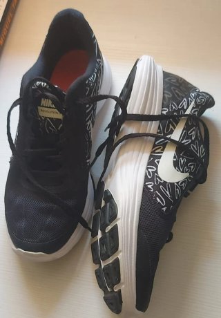 Zapatillas Nike Negras y Blancas