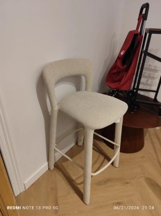 2 Sillas altas beige tela y metal nuevas