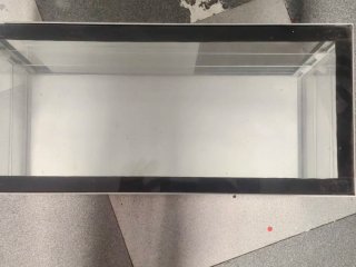 Vitrina expositora de cristal y metal