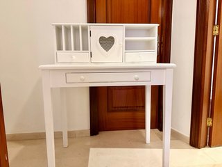 Escritorio blanco con silla a juego