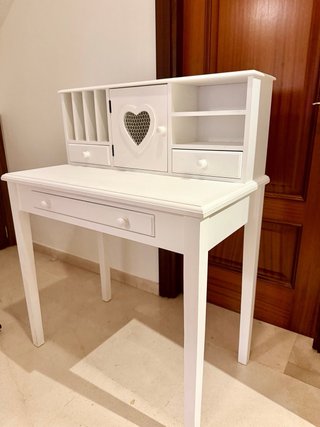 Escritorio blanco con silla a juego