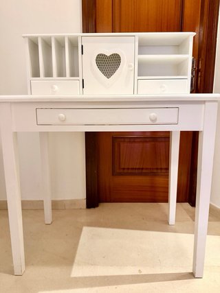 Escritorio blanco con silla a juego