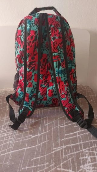 Mochila con estampado floral