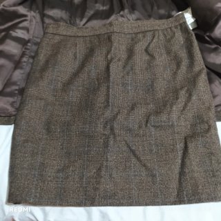 Traje de chaqueta y falda marrón