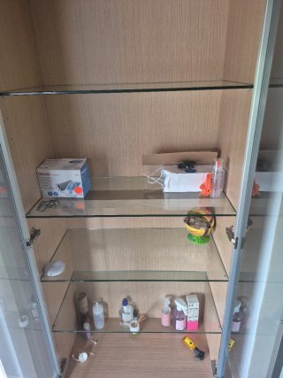 Vitrina de cristal y madera