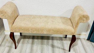 Sillón de cama beige y madera