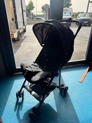Carrito de bebé negro
