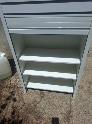 Mueble estantería con puerta enrollable
