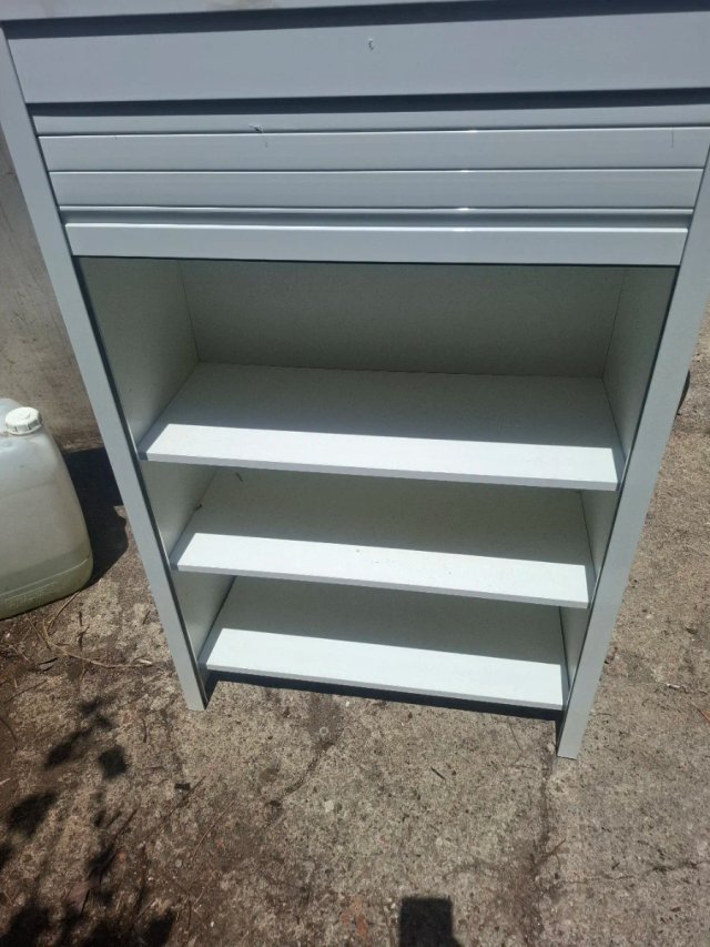 Mueble estantería con puerta enrollable
