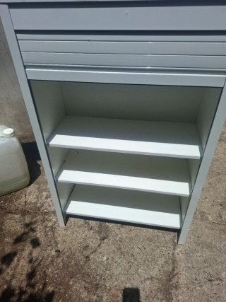 Mueble estantería con puerta enrollable