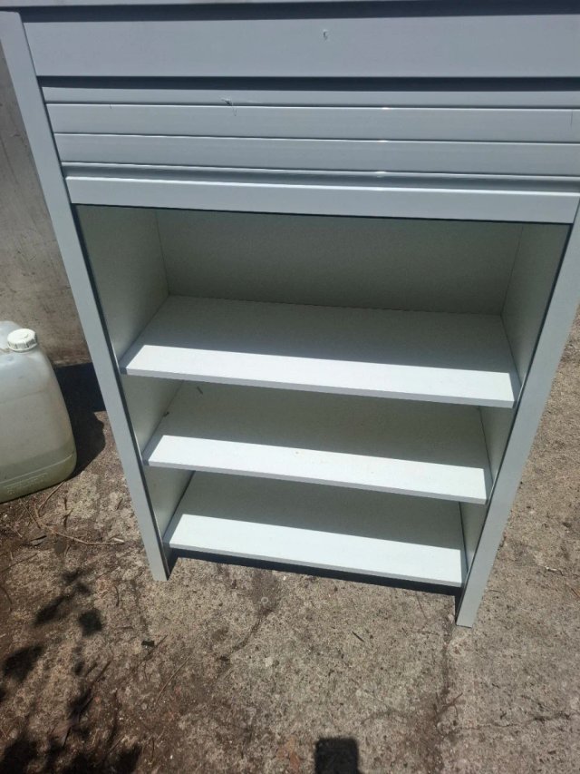 Mueble estantería con puerta enrollable