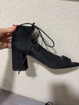 Sandalias tacón cordón cruzado negras