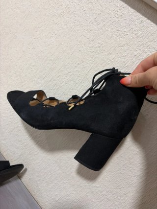 Sandalias tacón cordón cruzado negras
