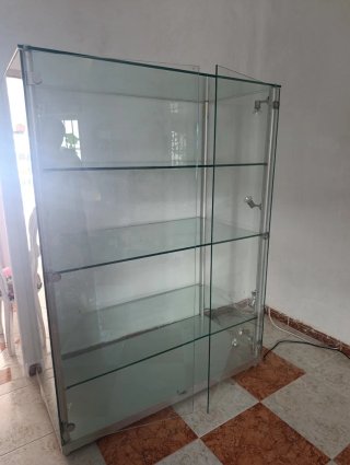 Vitrina expositor cristal y metal.