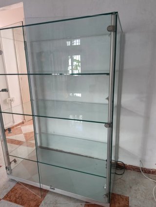 Vitrina expositor cristal y metal.